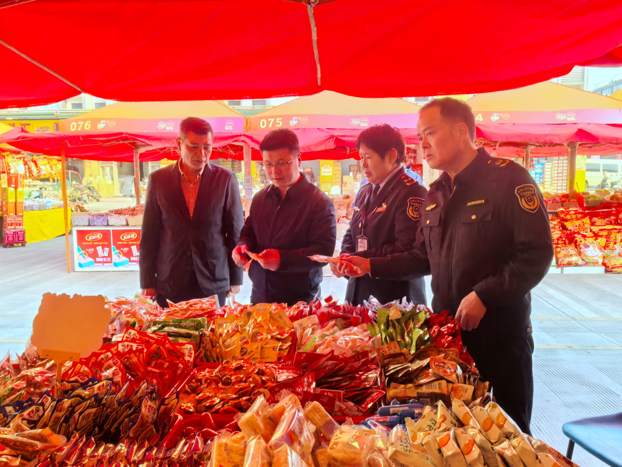 嚴(yán)監(jiān)管，護(hù)年味 柳州市場(chǎng)監(jiān)管筑牢食用農(nóng)產(chǎn)品批發(fā)安全防線